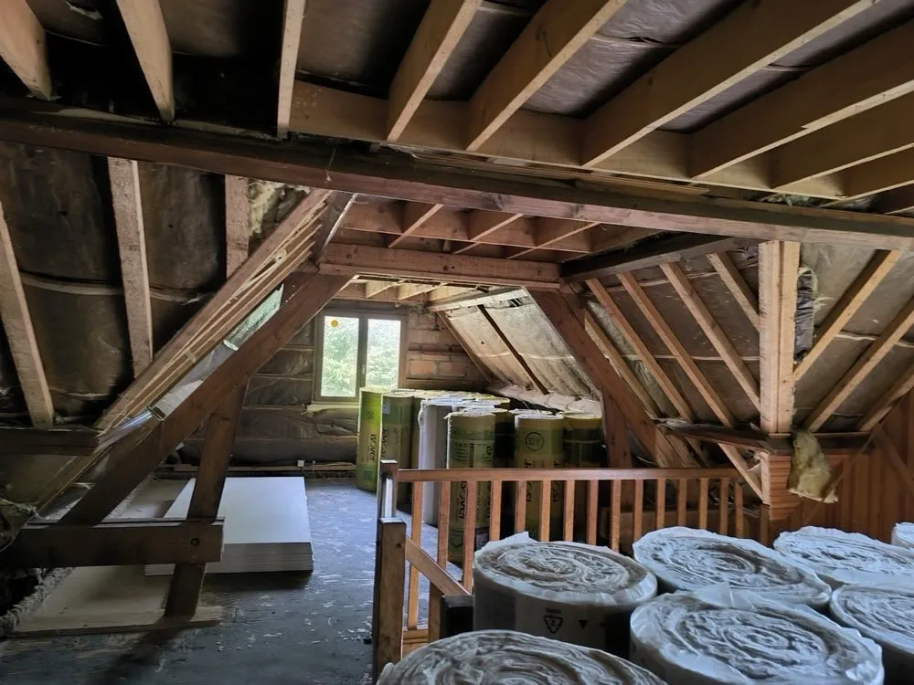 Combles en cours d'isolation avec rouleaux de laine de verre, GTM RENOV Calvados