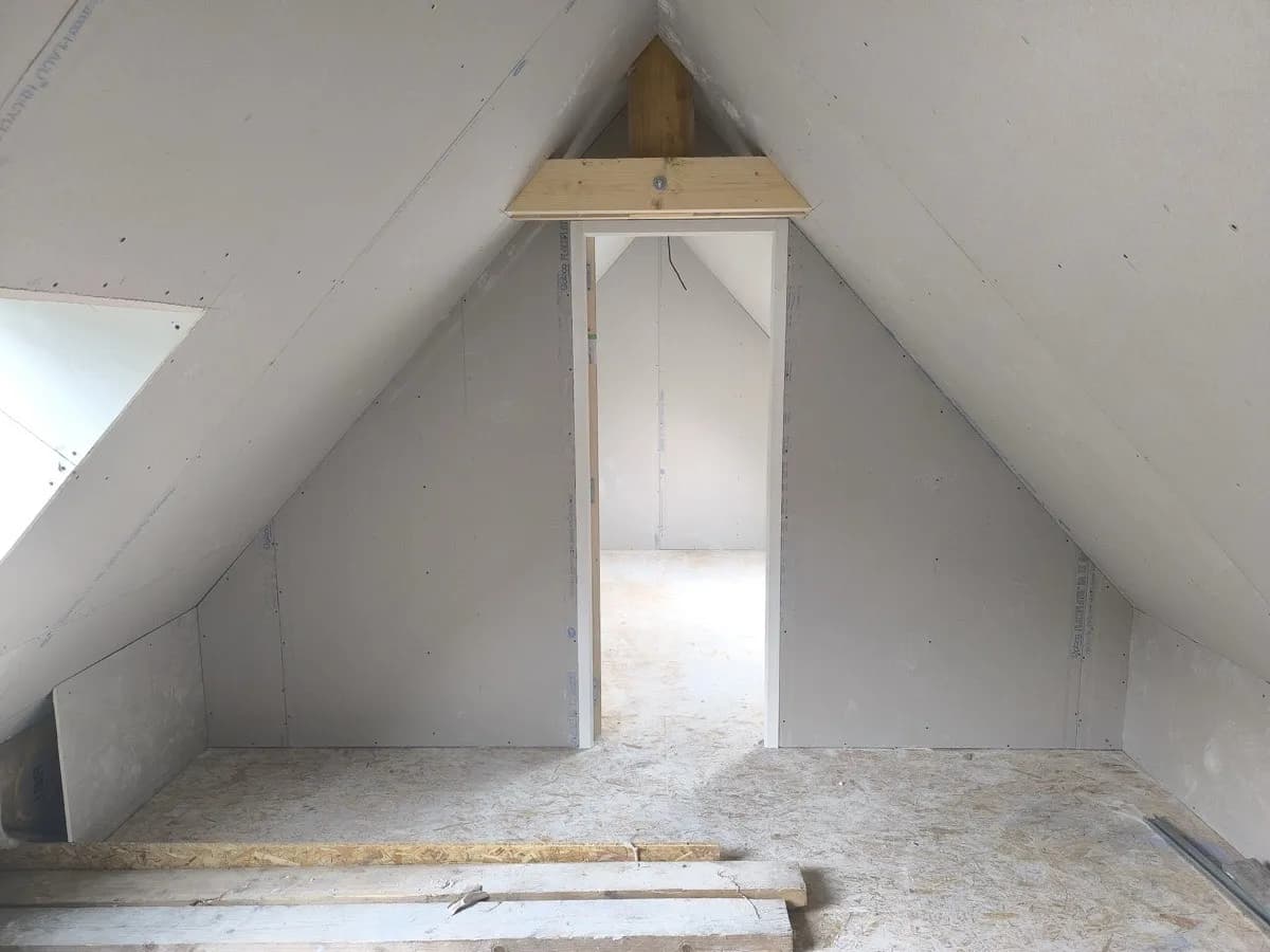 Cloisons en placo sous combles avec porte et velux, GTM RENOV Calvados