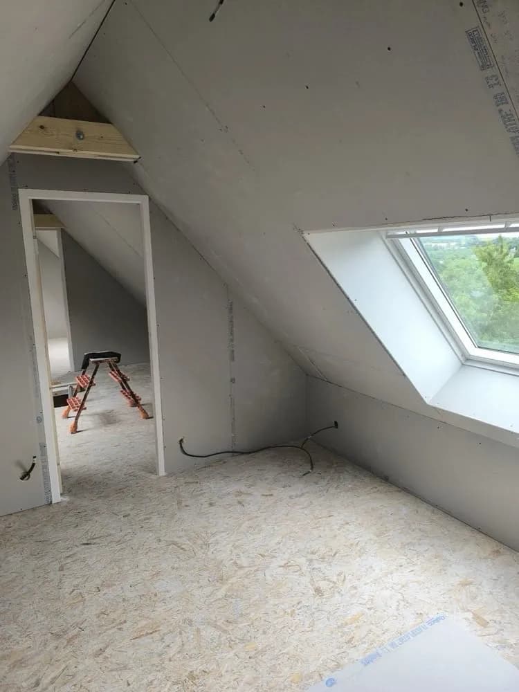Chambre sous combles isolée avec velux et plancher OSB, GTM RENOV