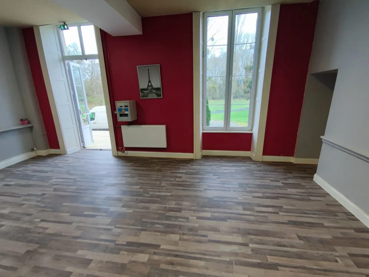 Parquet neuf posé dans un salon, finitions soignées par GTM RENOV