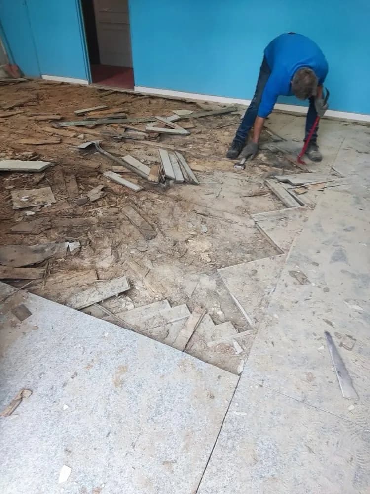 Dépose de l'ancien parquet par artisan GTM RENOV